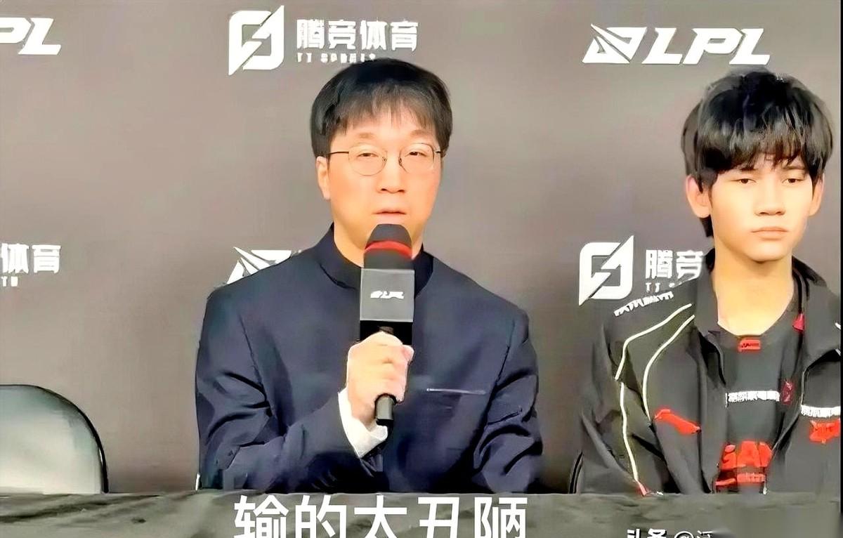 JDG输给WBG这事儿，最炸裂的根本不在赛场上。
据说赛后选手通道里，教练Tab
