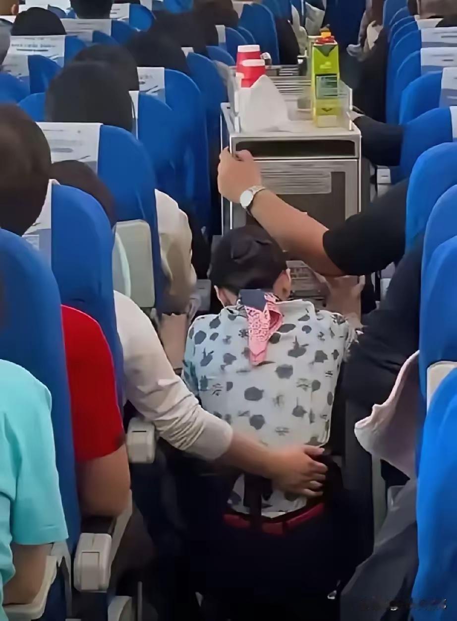 让空姐下跪的蛮横乘客，即将面临的3大窘境
 
近期东航航班空姐下跪道歉事件刷屏全