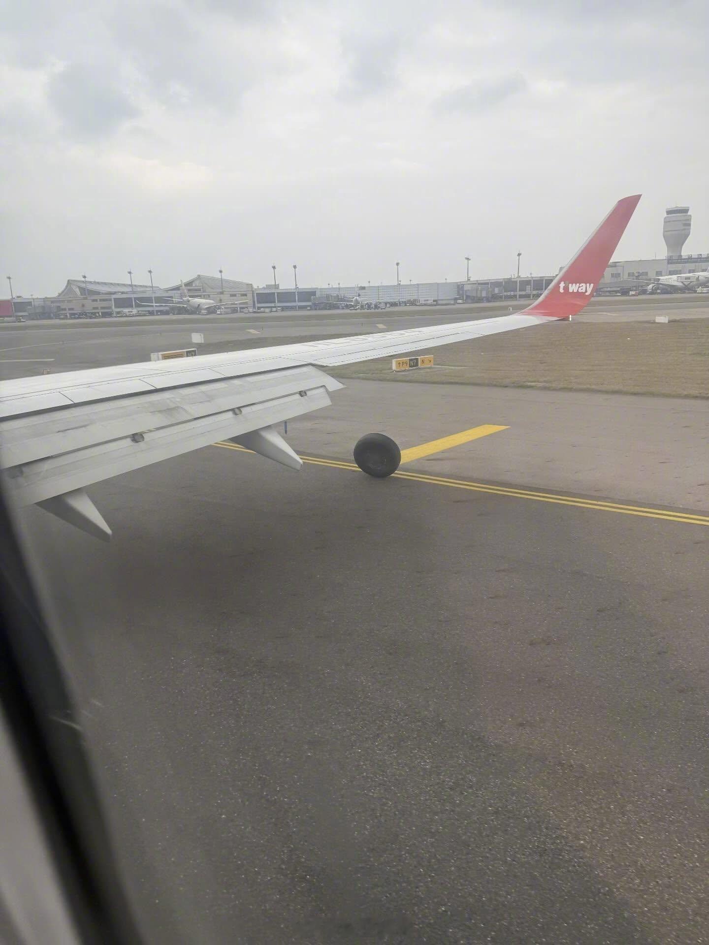 【落地了，轮胎也飞了！轮胎：I'm free！！！】昨天下午，韩国德威航空一架7