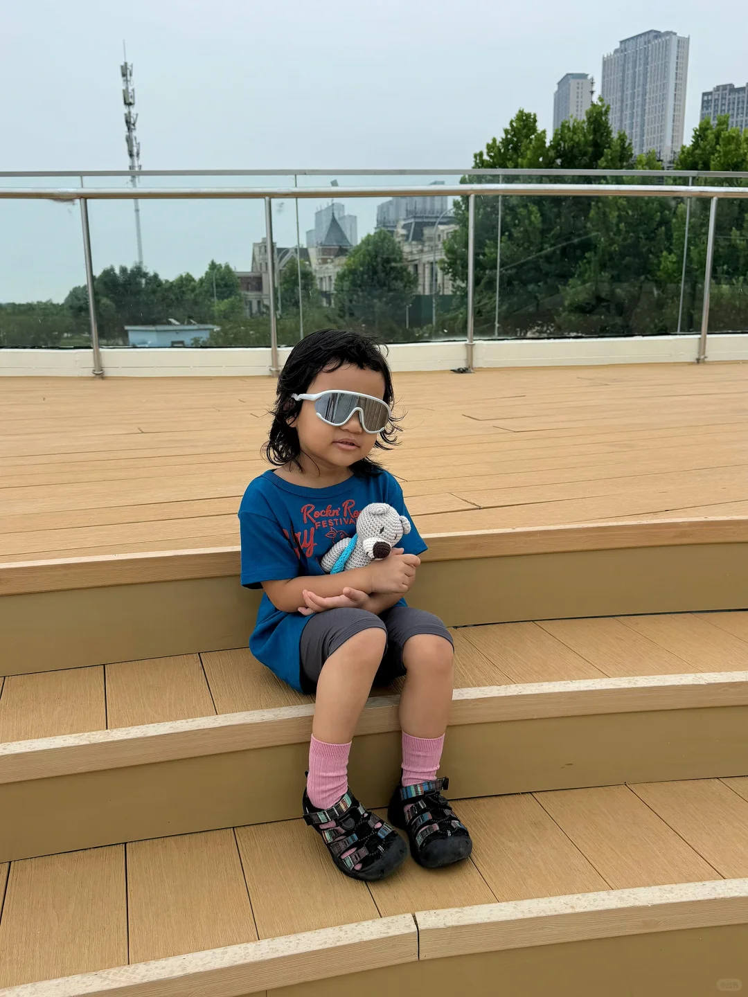 这只小熊的故事，让她看见世界的温暖与力量。