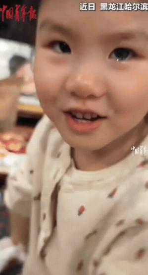 破大防了！外公去接孙女放学，顺手帮她整理了下书包，看见里面有个皱巴巴的纸团，以为