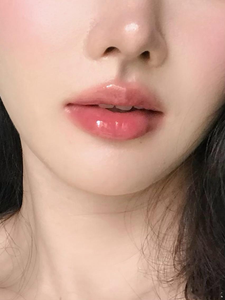 这只没发过试色因为涂过一次，觉得蛮普通今天又觉得挺好看的，会成膜naming m