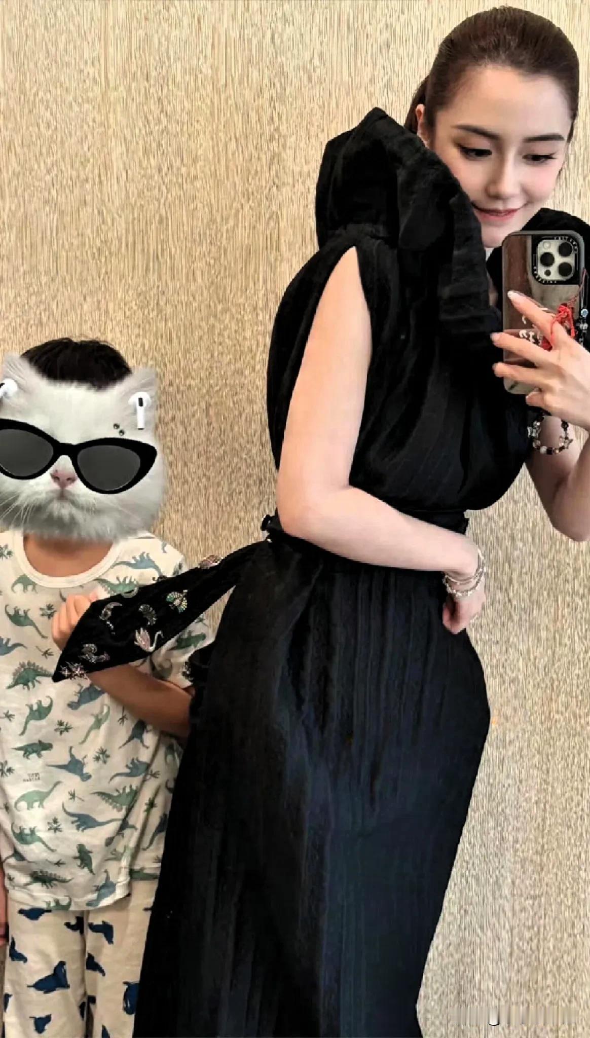 杨颖外网晒图，当明星的妈也避免不了暑假带娃！！！小海绵放暑假了，可以跟着妈妈到处