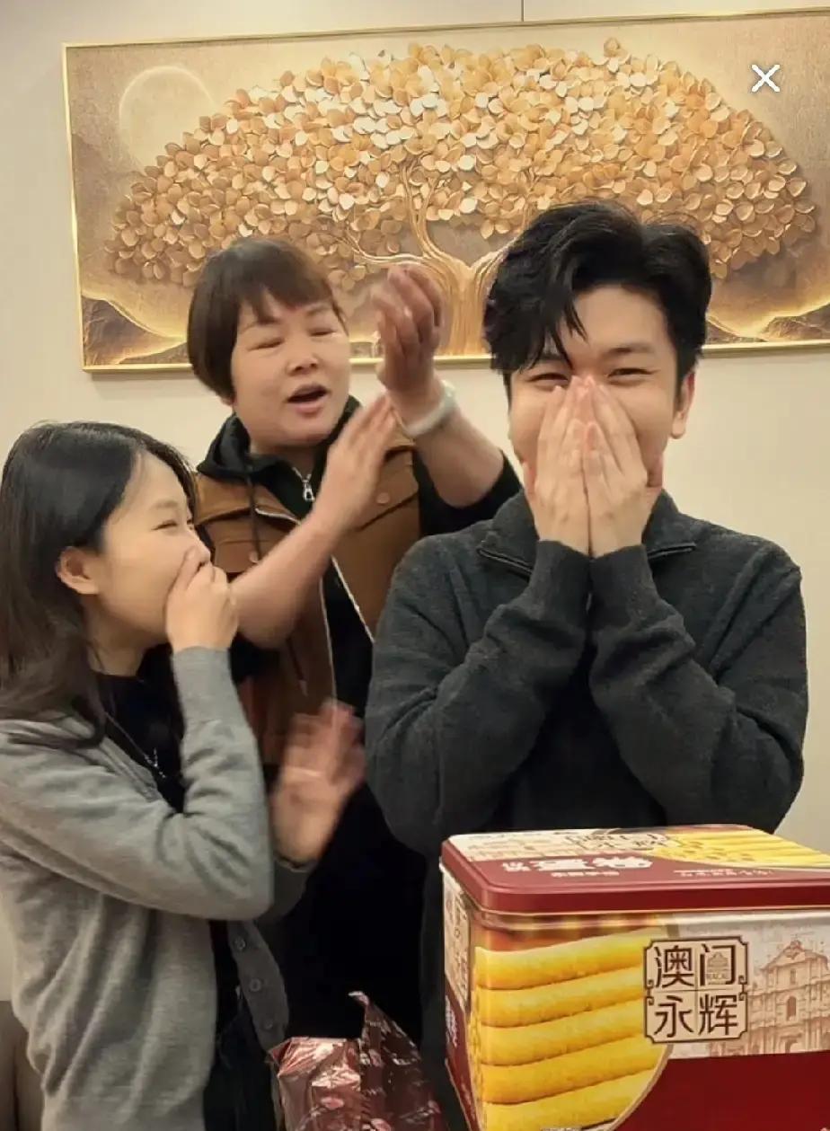 叶锐聪一家把姐夫当提款机，直播间里亲妈一句“你不买我伤心了”直接让姐夫扫码。
3