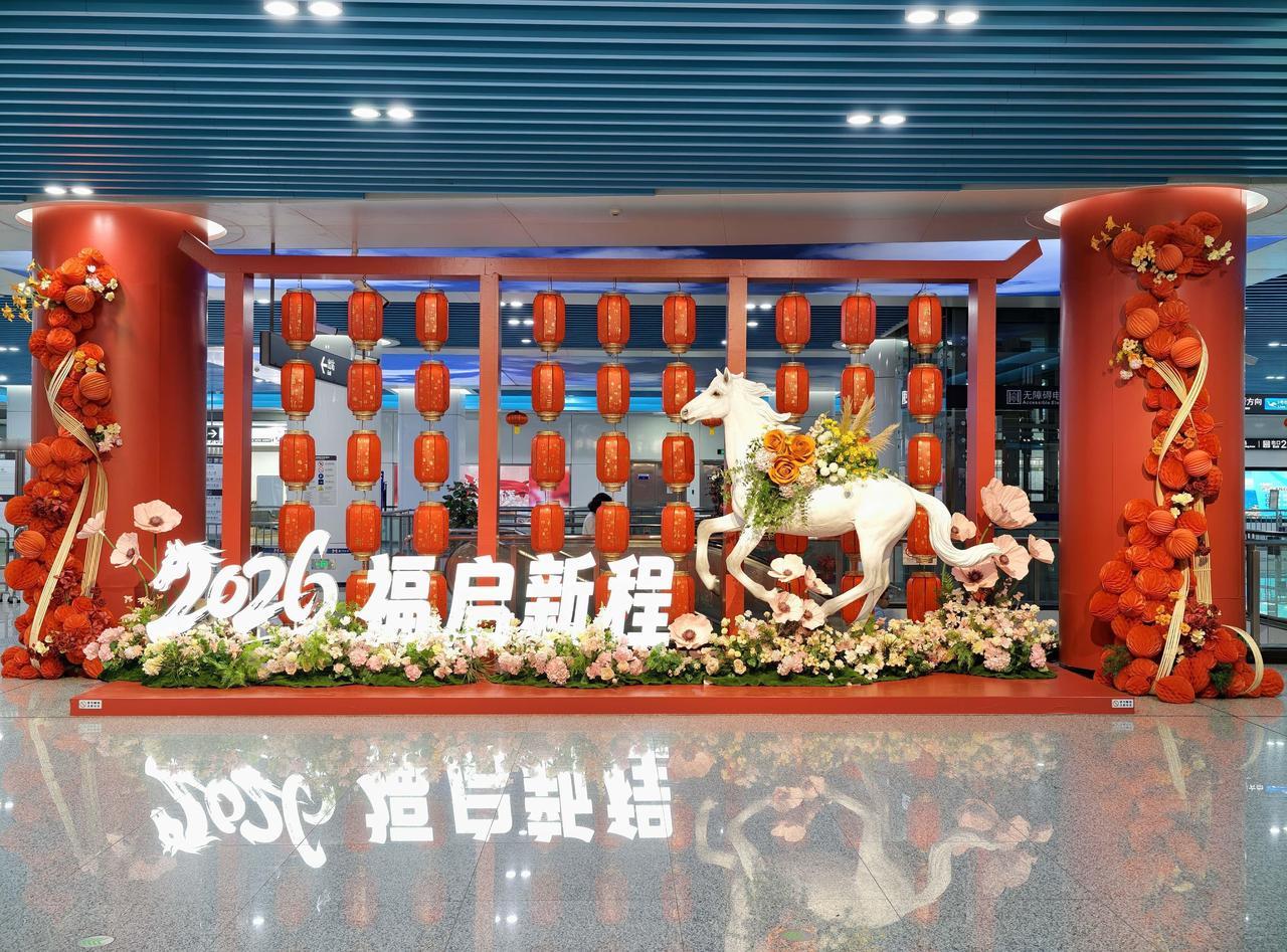 今天，记者一走进地铁3号线厦门火车站的站厅，映入眼帘的是大型美陈装置。灯笼阵列烘