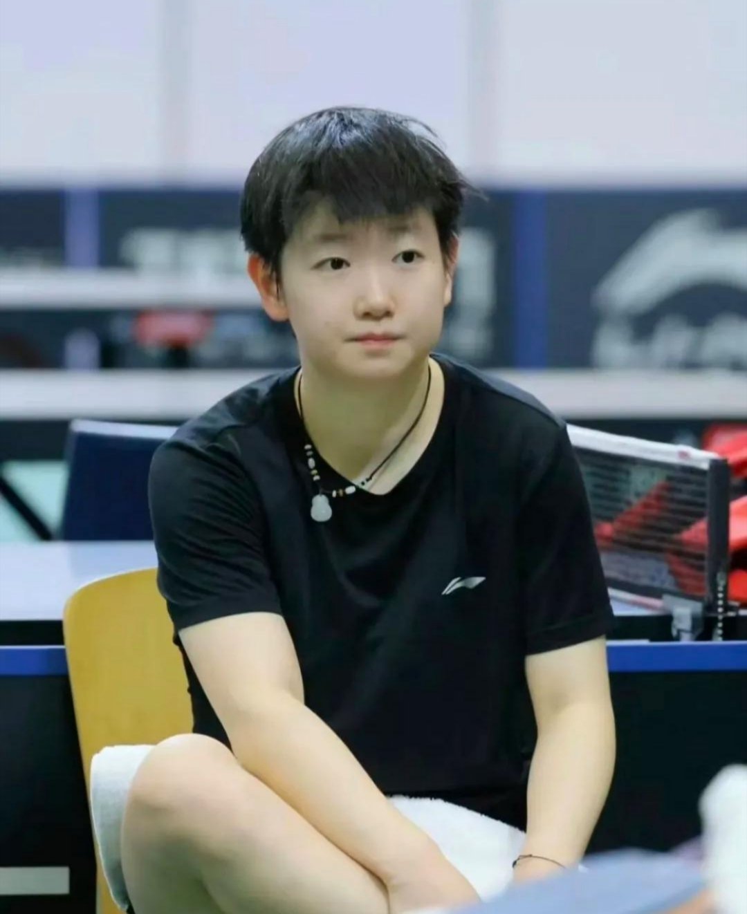 佳：你坐这儿想啥呢？半天没说话，感觉这不太像你啊。莎：不让我穿裙子，不让我吃冰激