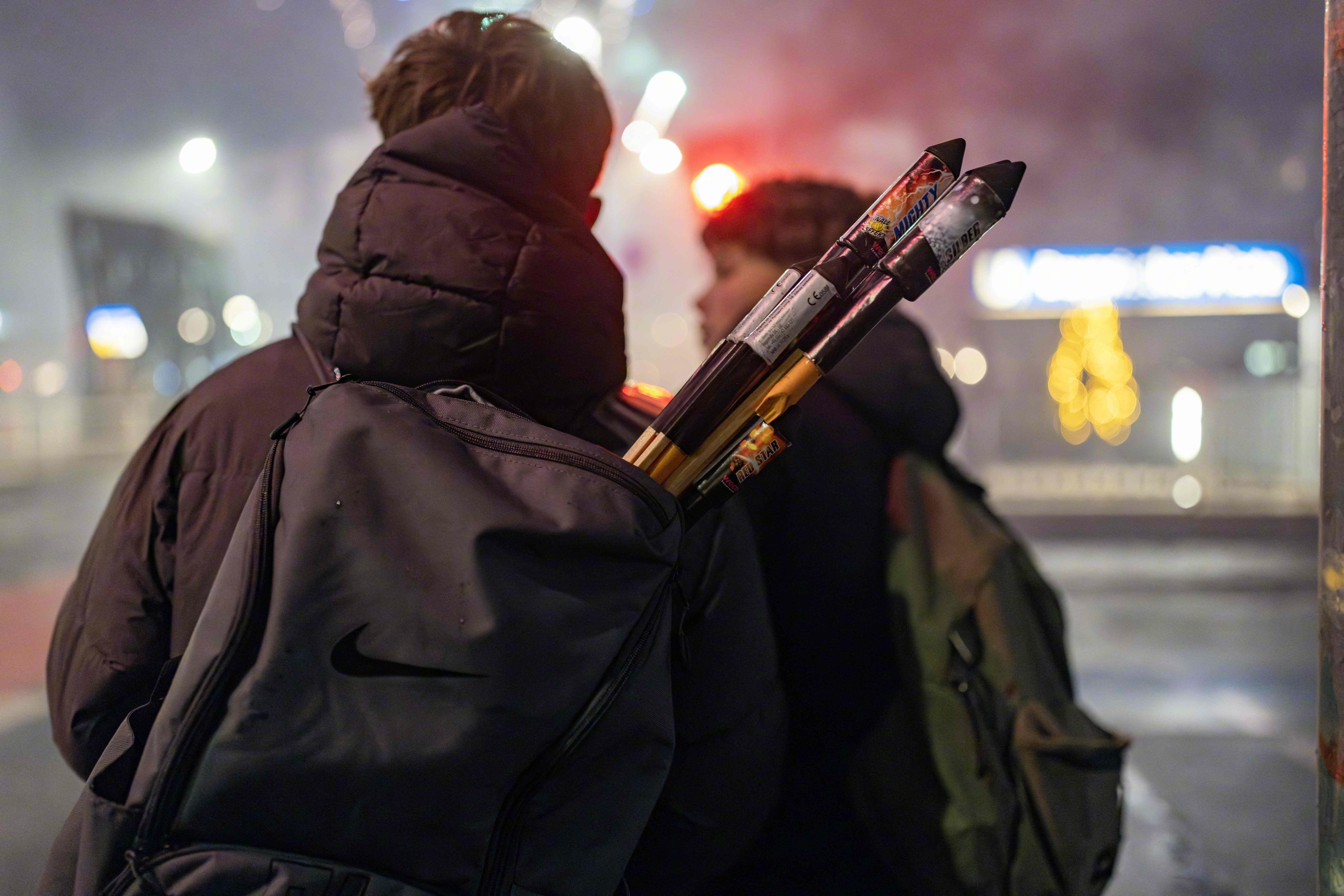 #德国执法人员跨年夜遭大规模袭击# 【外媒：跨年夜，德国执法人员遭大规模袭击】#