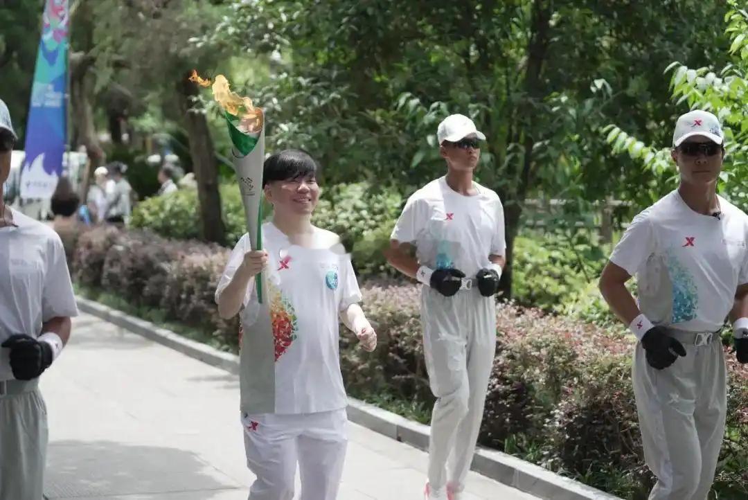 世运会开幕式也是终于理解常石磊老师怎么不去帮单依纯当帮唱嘉宾了，常石磊是本届成都