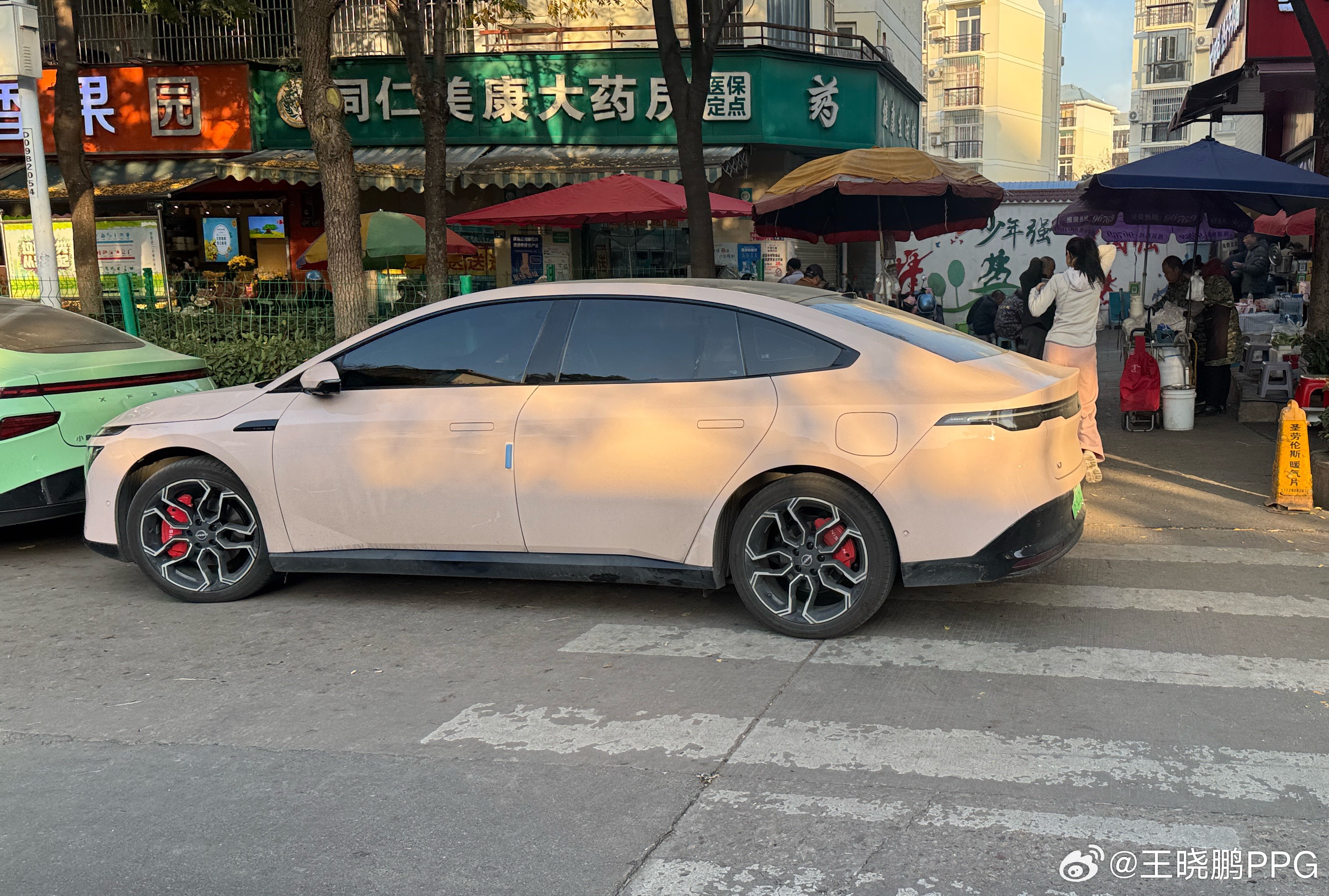 粉色的车，粉色的裤子 