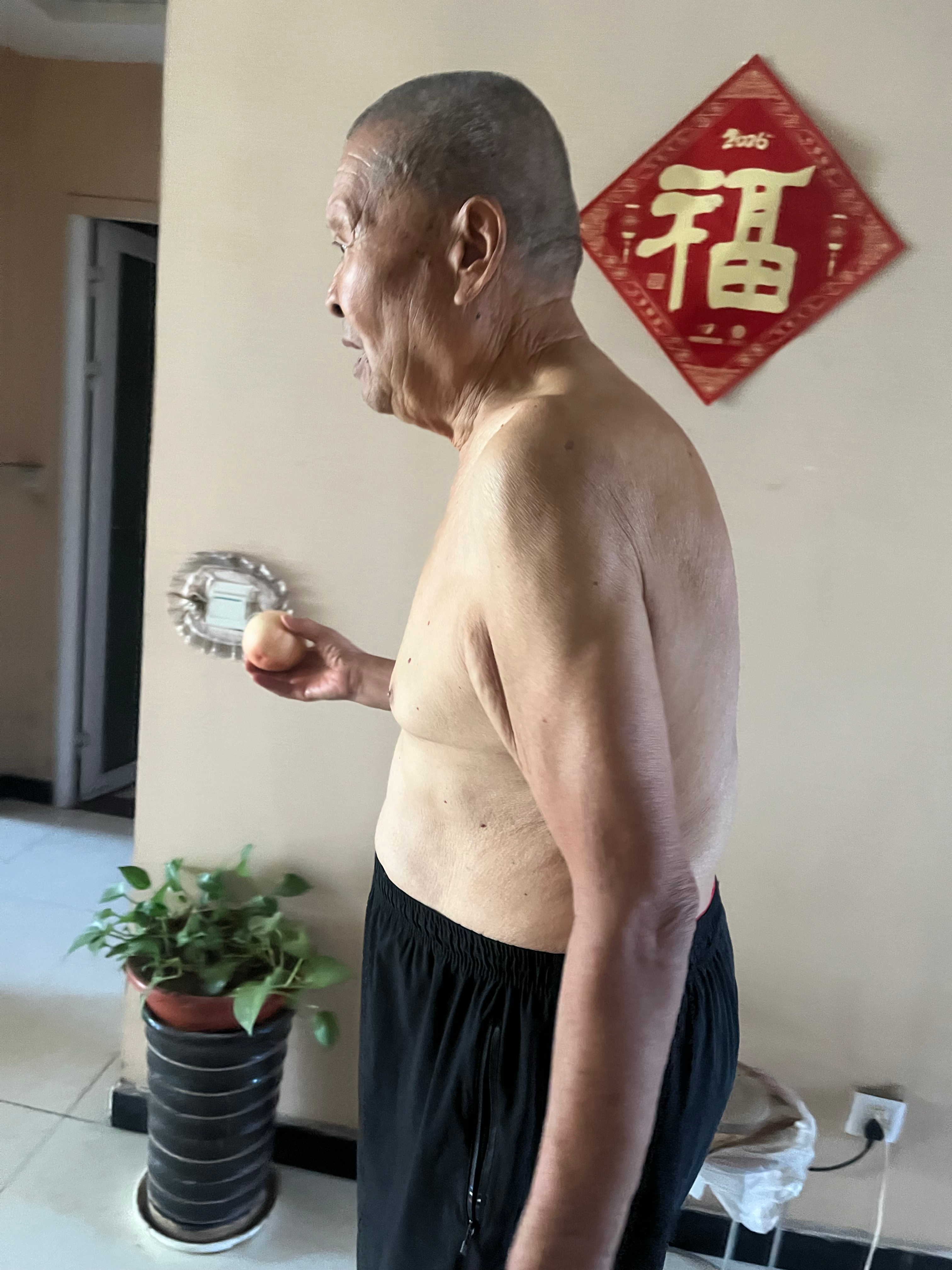 我家葡萄的甜度有多大，老爹亲测过：你家的葡萄我根本就不能吃，一吃第二天测血糖蹭地