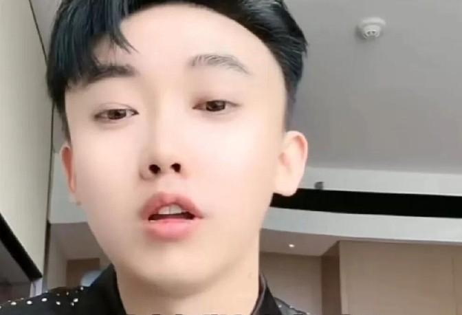 最近，可乐在直播里提到他和刘二狗的关系，说得很实在。

他说以后跟刘二狗在网上互