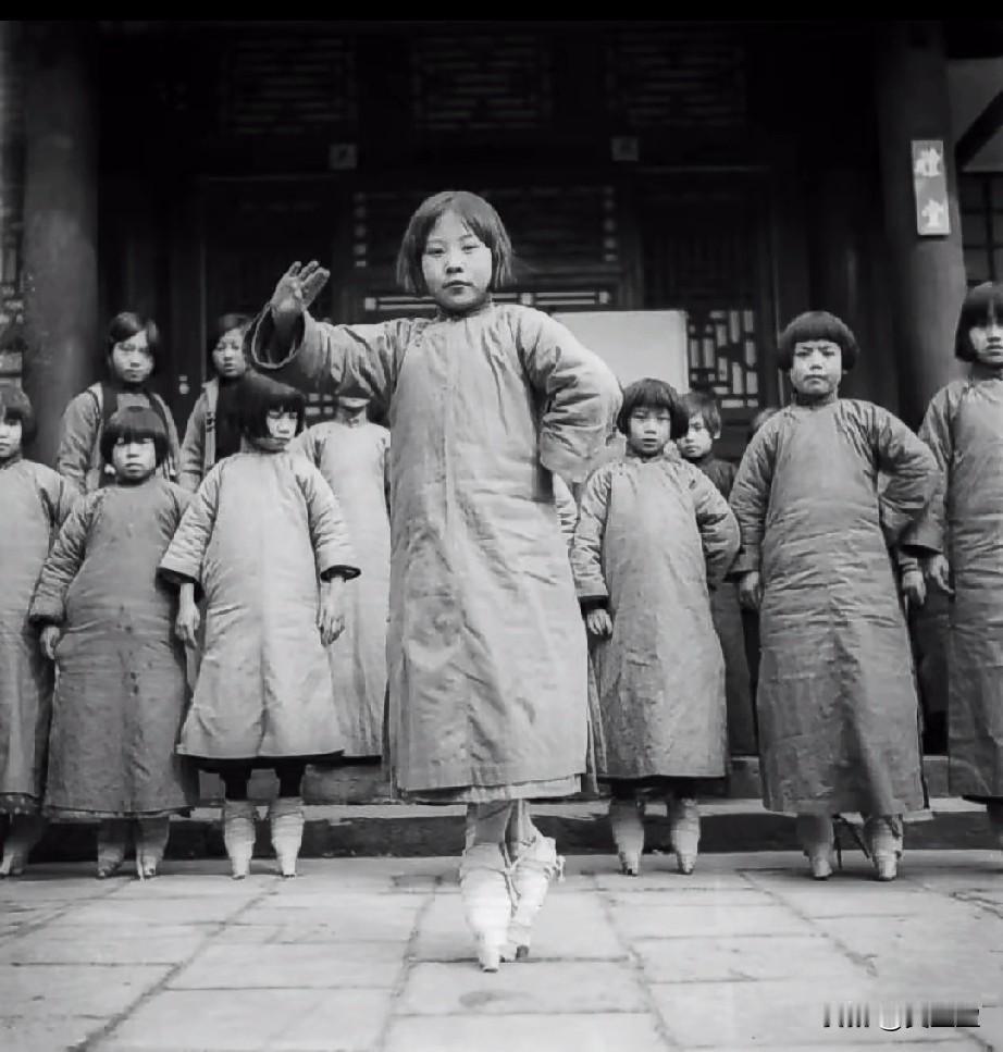 哎，太可怜了，三寸金莲裹小脚谁发明的，看着就痛。
图为1934年的京剧女孩~被三