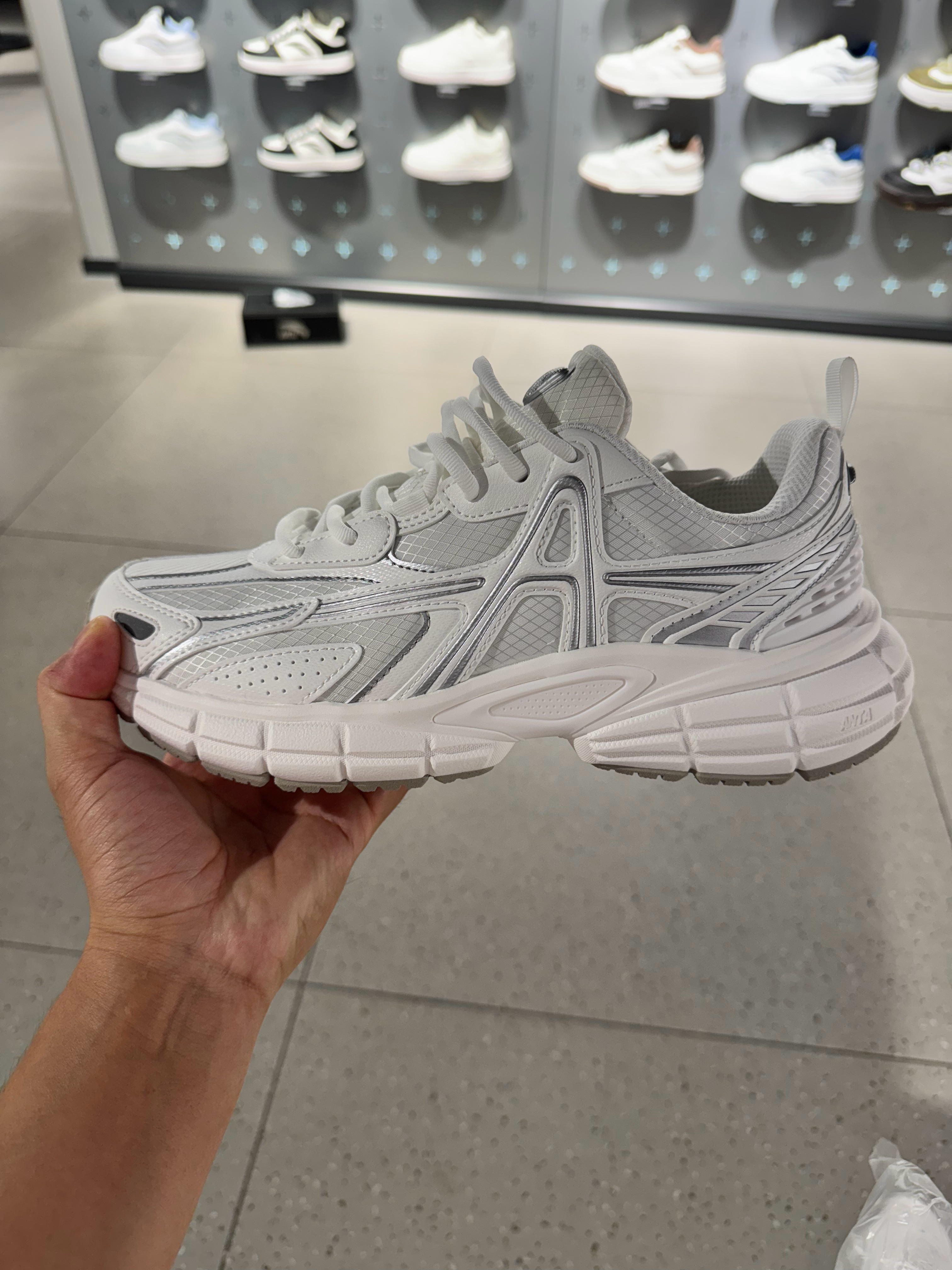 买双鞋下班走路散步，线下门店来看了，安踏这算469元，店员说上班穿好看，散步穿也