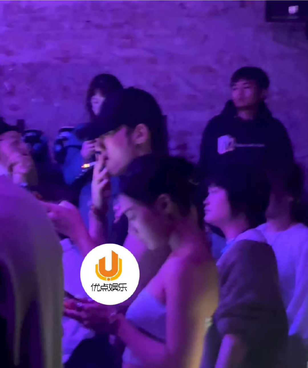 金莎男友牵手神秘美女泡吧这对姐弟恋从一开始都不被看好吧，相差19岁跟带着个儿子似
