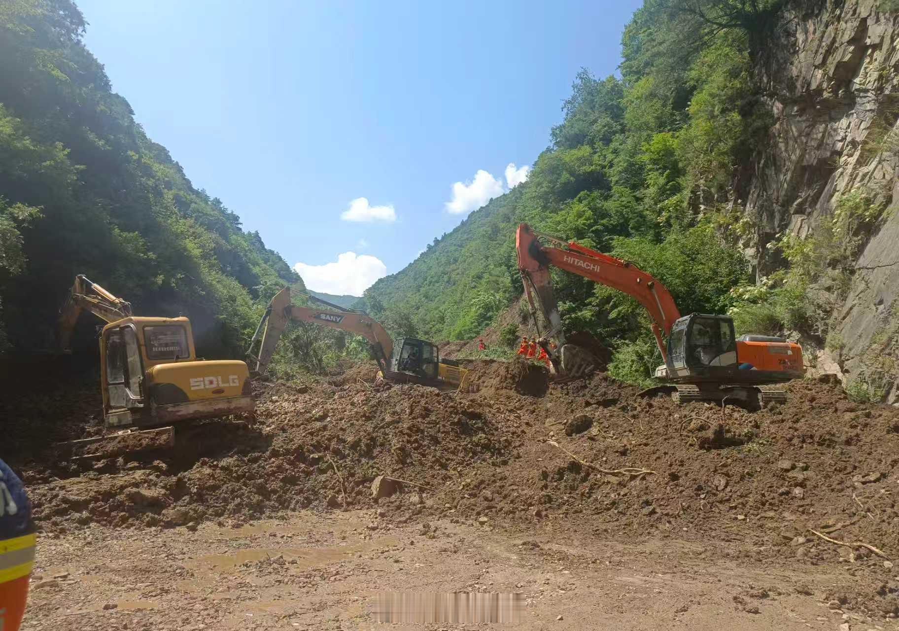 【甘肃陇南山体滑坡民兵迅速驰援】7月7日6时56分许，甘肃省陇南市宕昌县南河镇任
