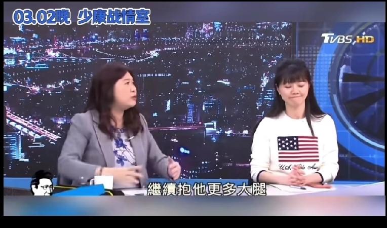 特意穿美国国旗上电视!
想抓别国的领导人就抓，想打死别国领导人就打死。
根本没什