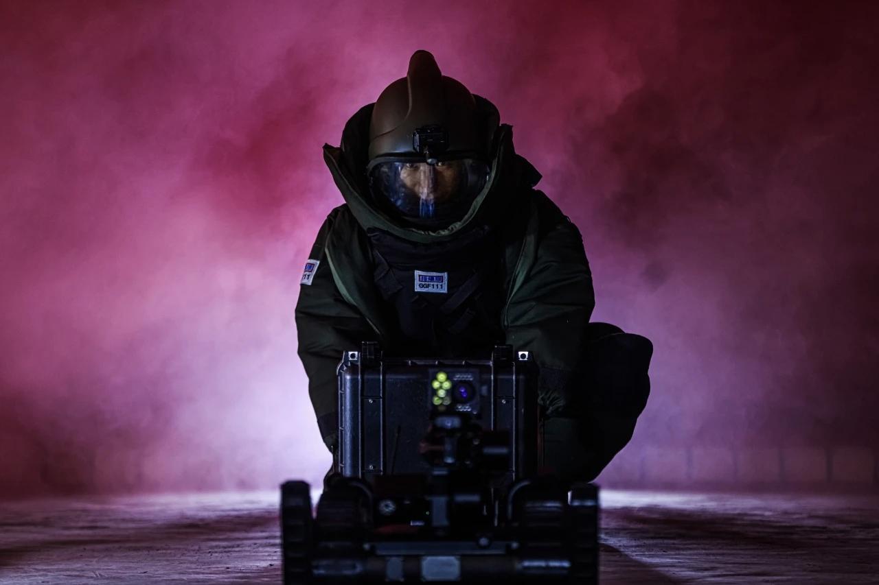 刘长峰，武警天津总队机动支队某中队爆破技师，武警一级上士。入伍十五载，他多次圆满