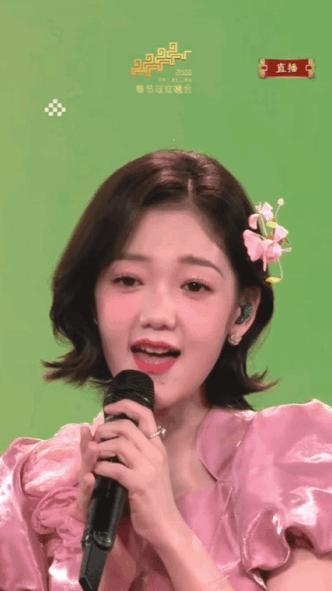 希林娜依高今年春晚和女神们合唱《立春》本就足够惊艳，没想到后台晒出的新春搭子——