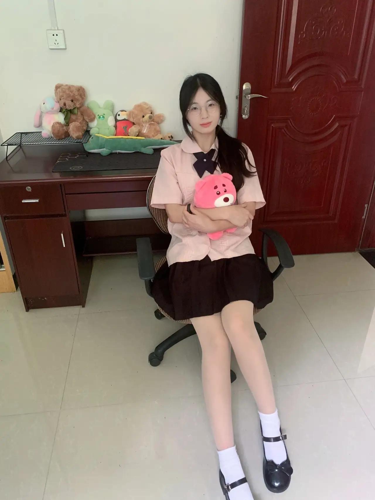 “校园日常：抱着小熊，坐在办公椅上，享受宁静时光”📚🐻👩‍🏫办公甜美照 