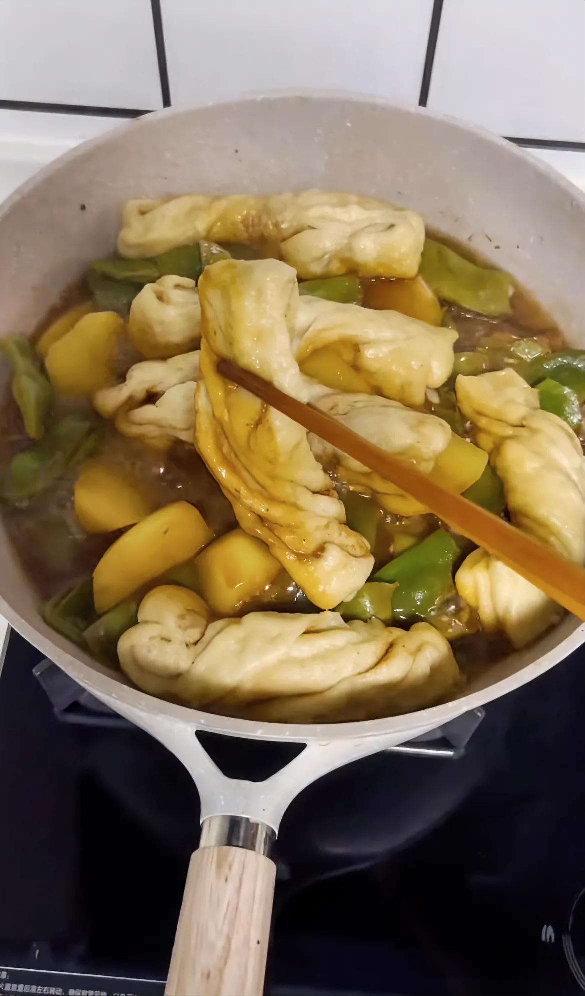 #说说你的拿手好菜是什么#红烧排骨、鲜炒小笨鸡、香辣蟹等，酷爱做饭，但是有强迫症