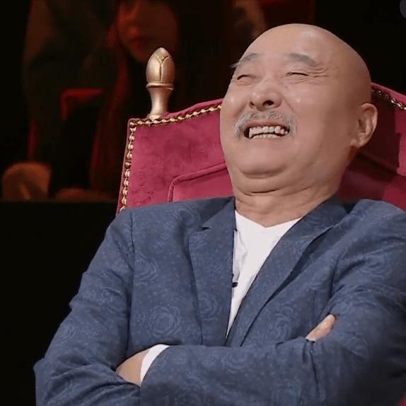 导演，黄一鹤回忆说，陈佩斯的小品，真是无人能比，有一次在宾馆排练节目，下面坐了很