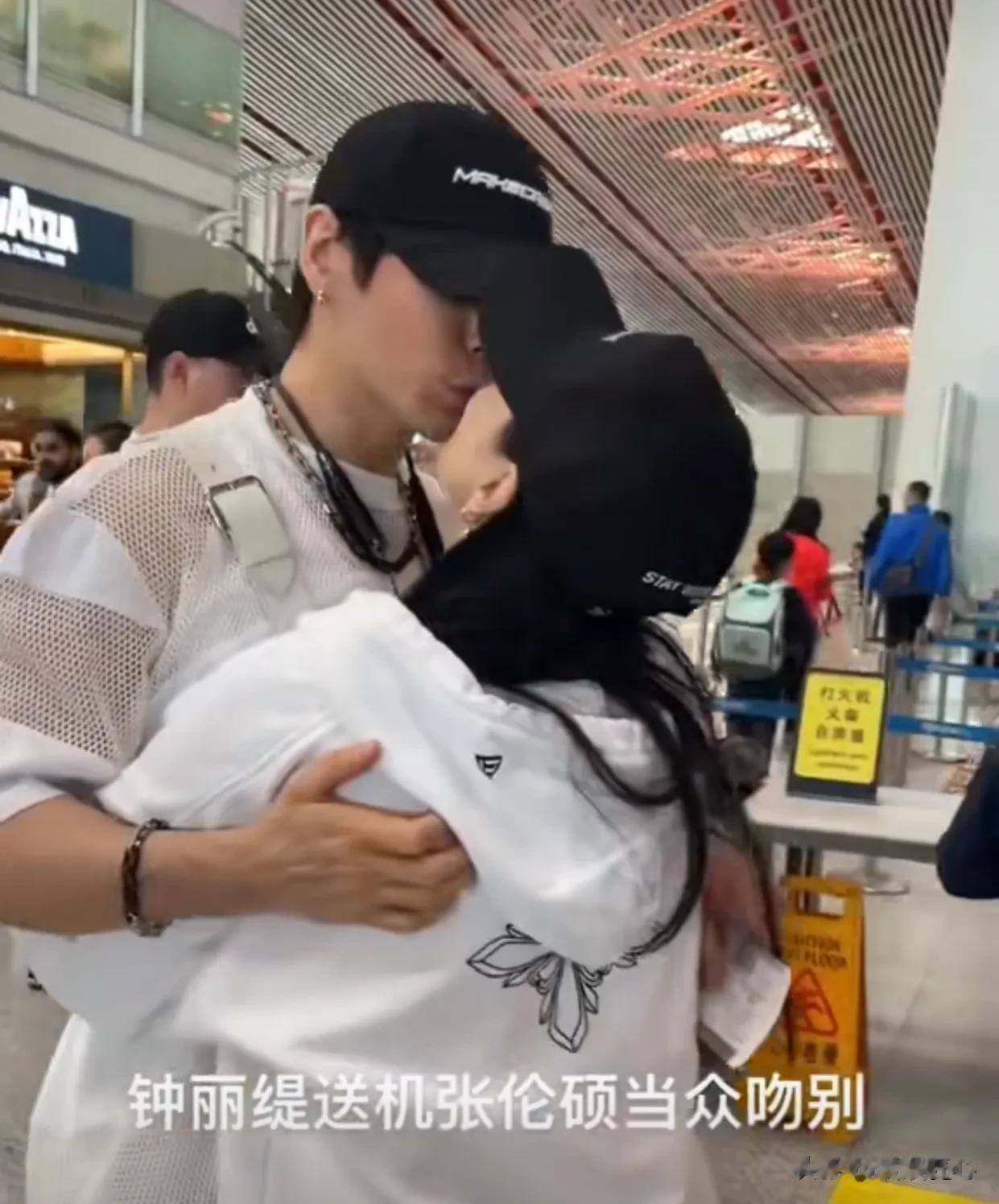 钟丽缇的刻意，撕开了多少明星夫妻的遮羞面具，难怪蔡少芬、伊能静都很少合体秀恩爱了