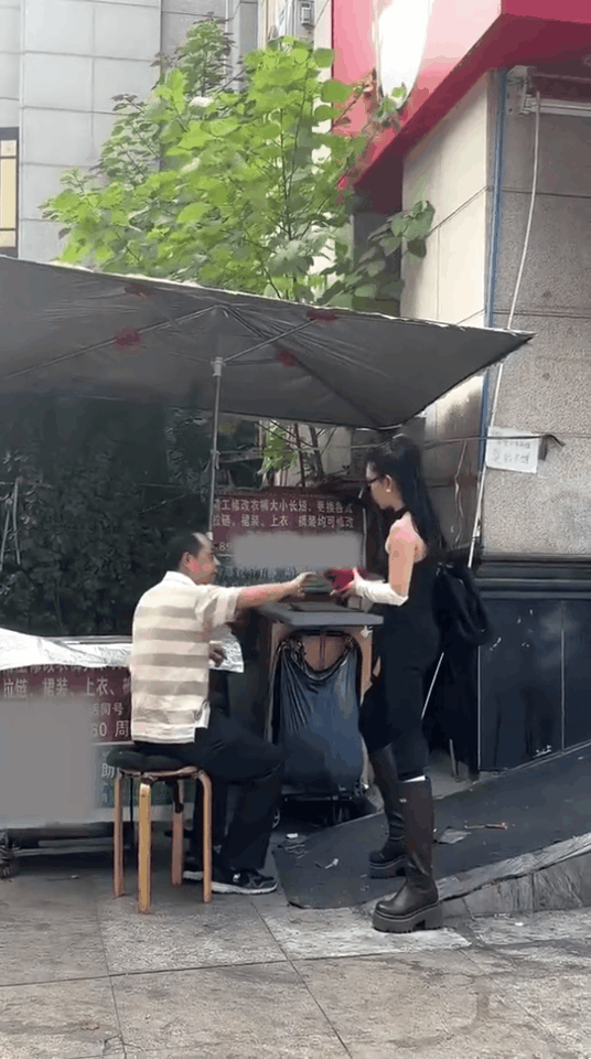 大叔啊
人家好歹是个美女
多少给点面子啊[捂脸]
你这也太直接了[笑哭]