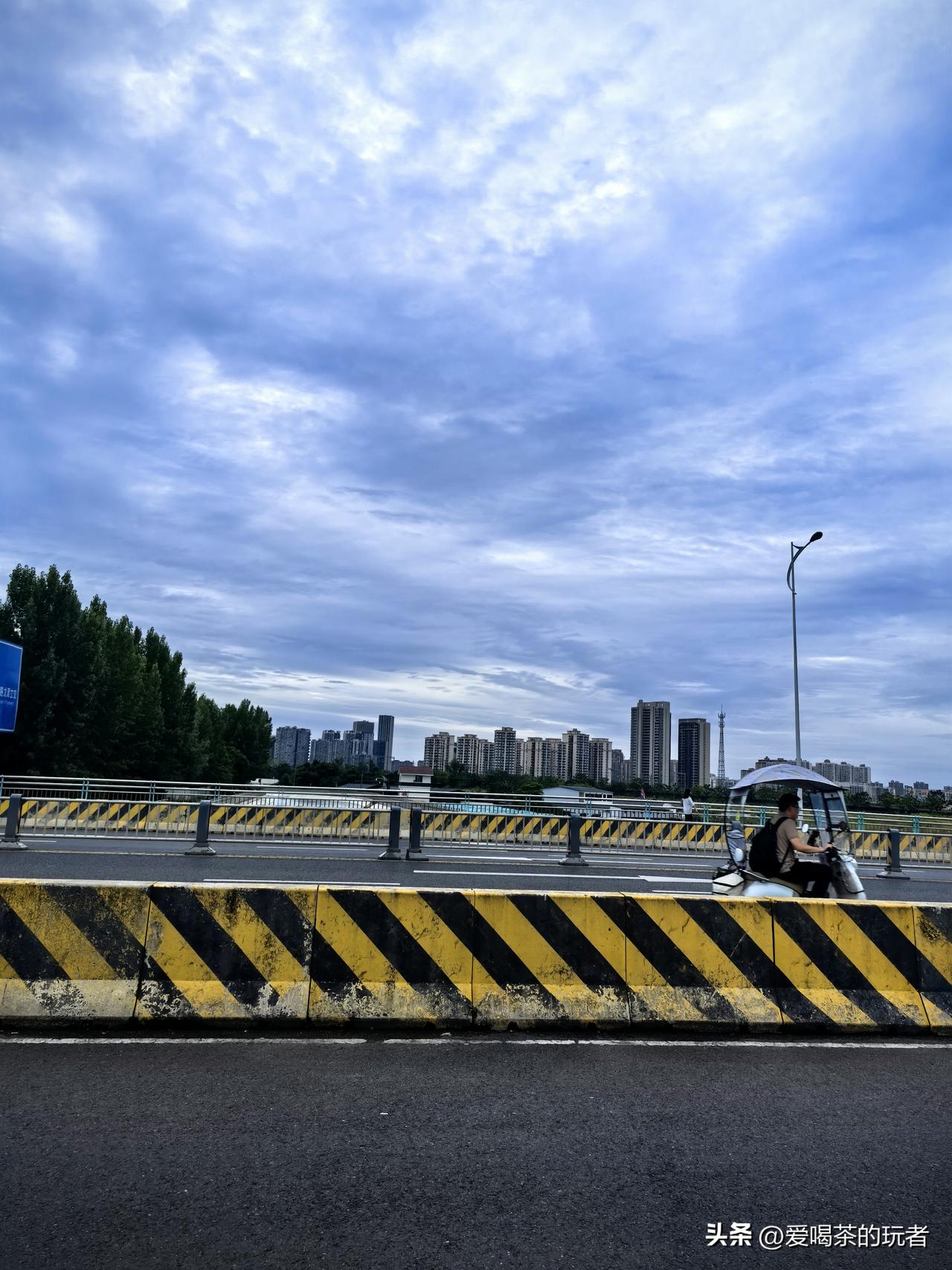从东苑了往成华大道下走，结果在这个地方差点迷了路，仔细一看原来是东风渠，改造过的