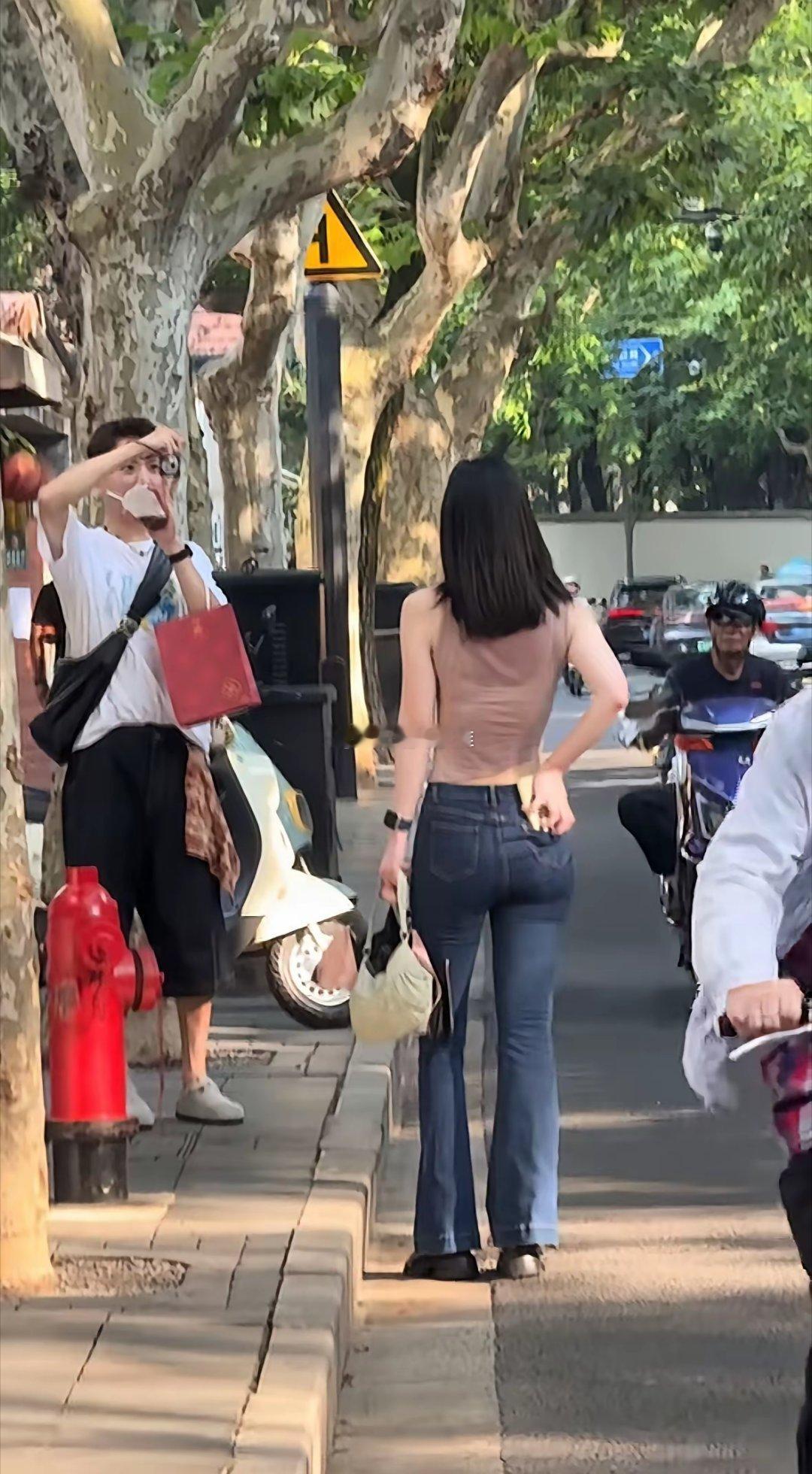 这个男生应该很喜欢他的老婆吧，在大街上给自己老婆拍照，我觉得这个男人应该很幸福老
