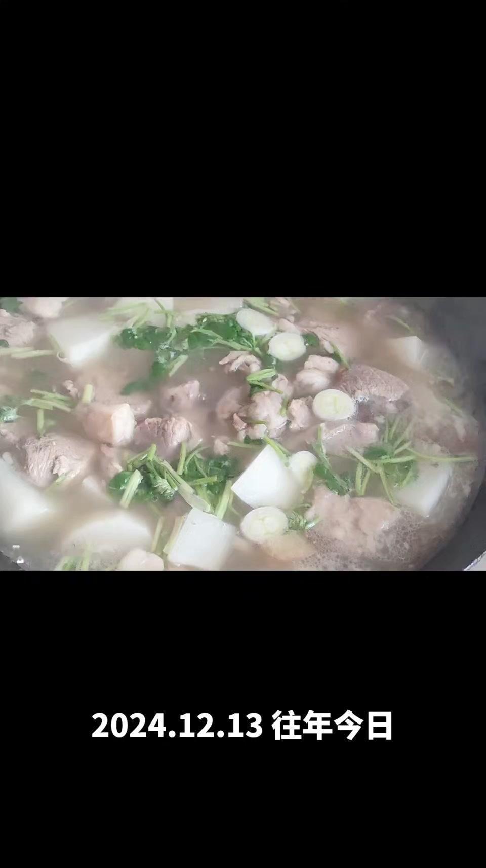 炖肉最关键的是焯水和炒糖色，这两步做好了，肉自然就香。先把肉切成大块，冷水下锅，