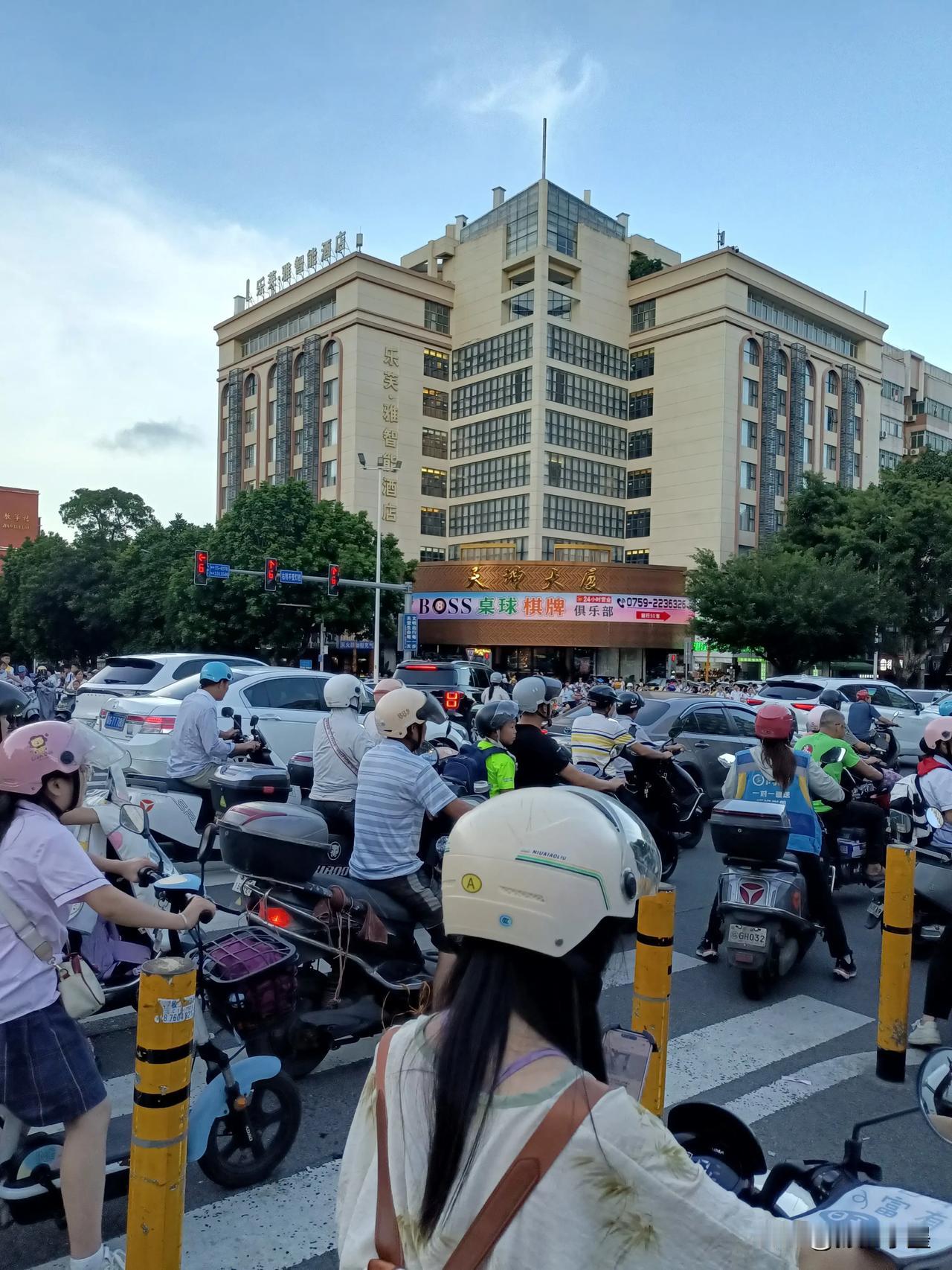 太壮观了，有人吐槽城市里人车太多了，农村里人越来越少了，这句话一点都没有水分看广