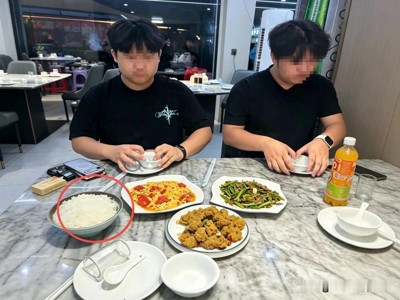 浙江男子曝饭店回收剩饭，不仅是干不干净的问题，主要是有苍蝇！

其实饭店经常把客