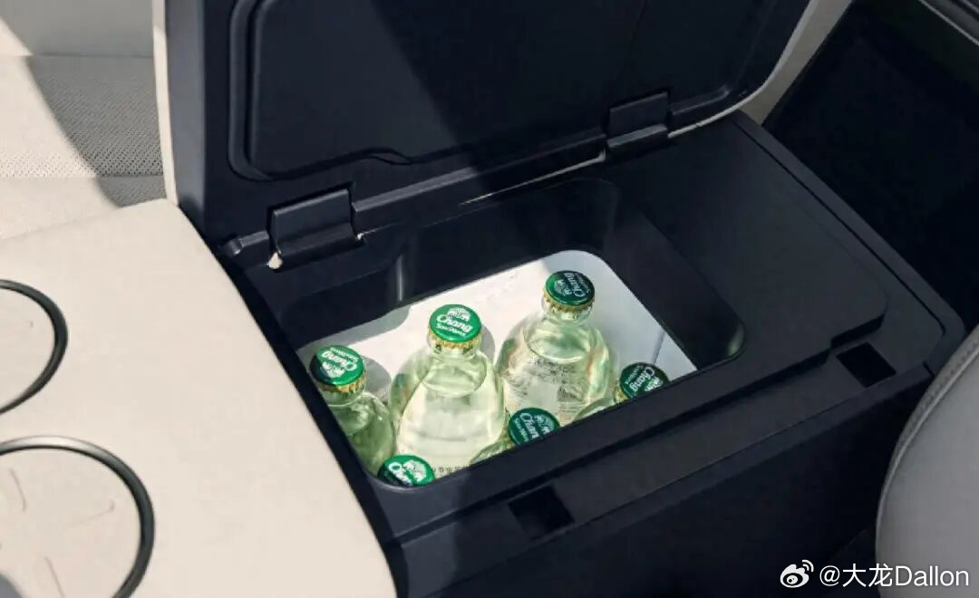 后装车载冰箱为何越来越火 最近新能源车圈有个挺有意思的现象：原厂带冰箱的车型越来