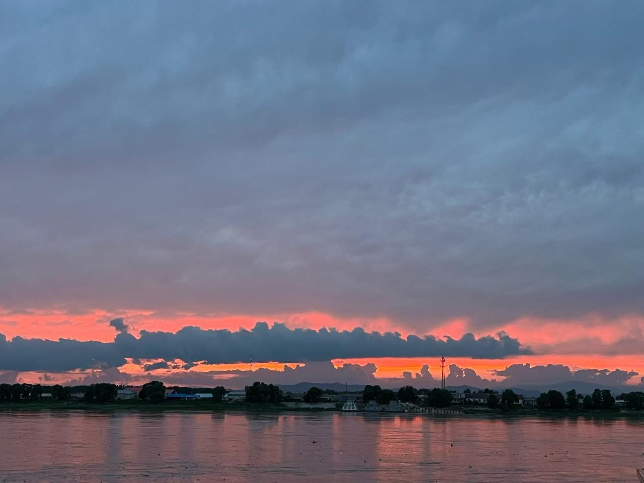 我随手拍的这张风景，是在海边的一个傍晚。当时我正沿着海岸线散步，不经意一抬头，就