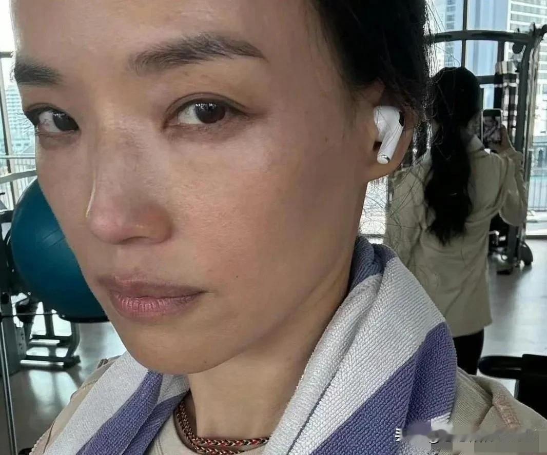 舒淇，真是个值得尊敬的女演员！她的美是自然的，不做作。比起那些整容的，她才是真正