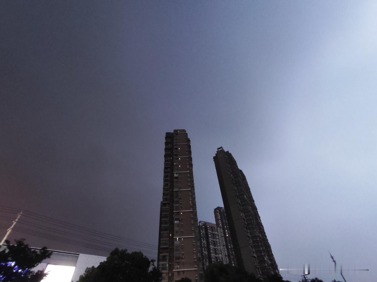 好像要下大暴雨了，天气黑的吓人呀[石化][石化][石化][石化]
