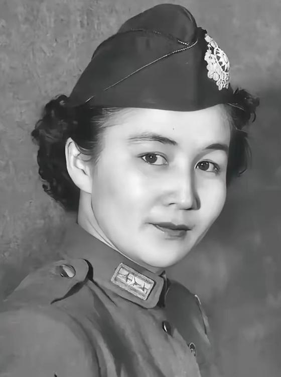 国民党有个女少将，叫胡兰畦。她把自己在成都的房产田地，亲手交到未婚夫陈毅的父母手