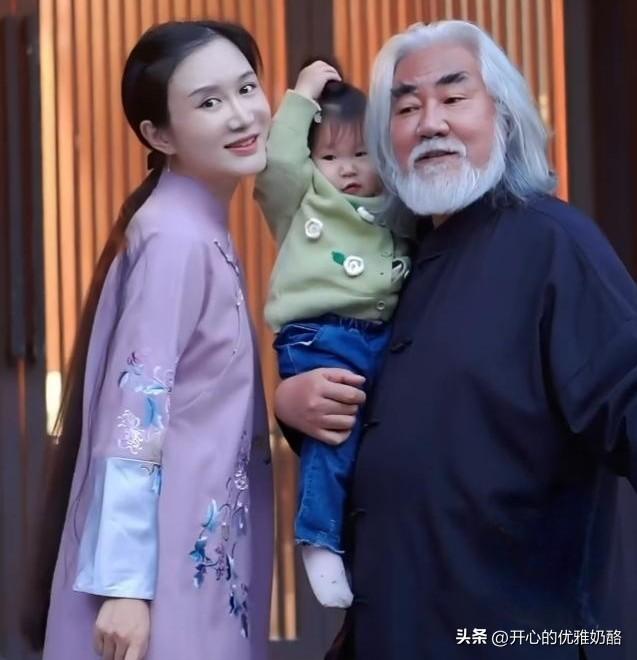 杜星霖被问是否要五胎，很自信的说有可能吧，旁边的张纪中表情有点小尴尬。
不过44