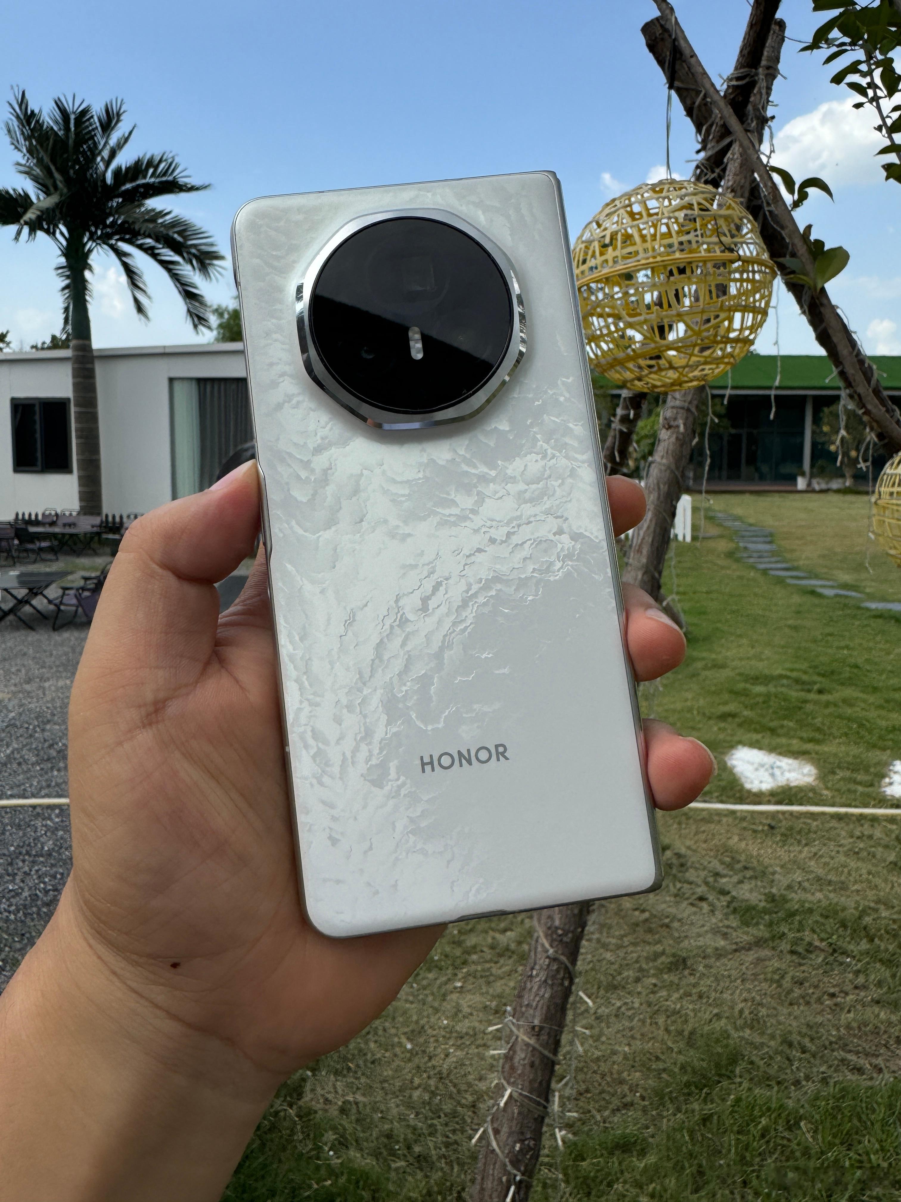 想买荣耀Magic  V3的朋友，我推荐入手祁连雪配色，这个白色真的很好看，配合