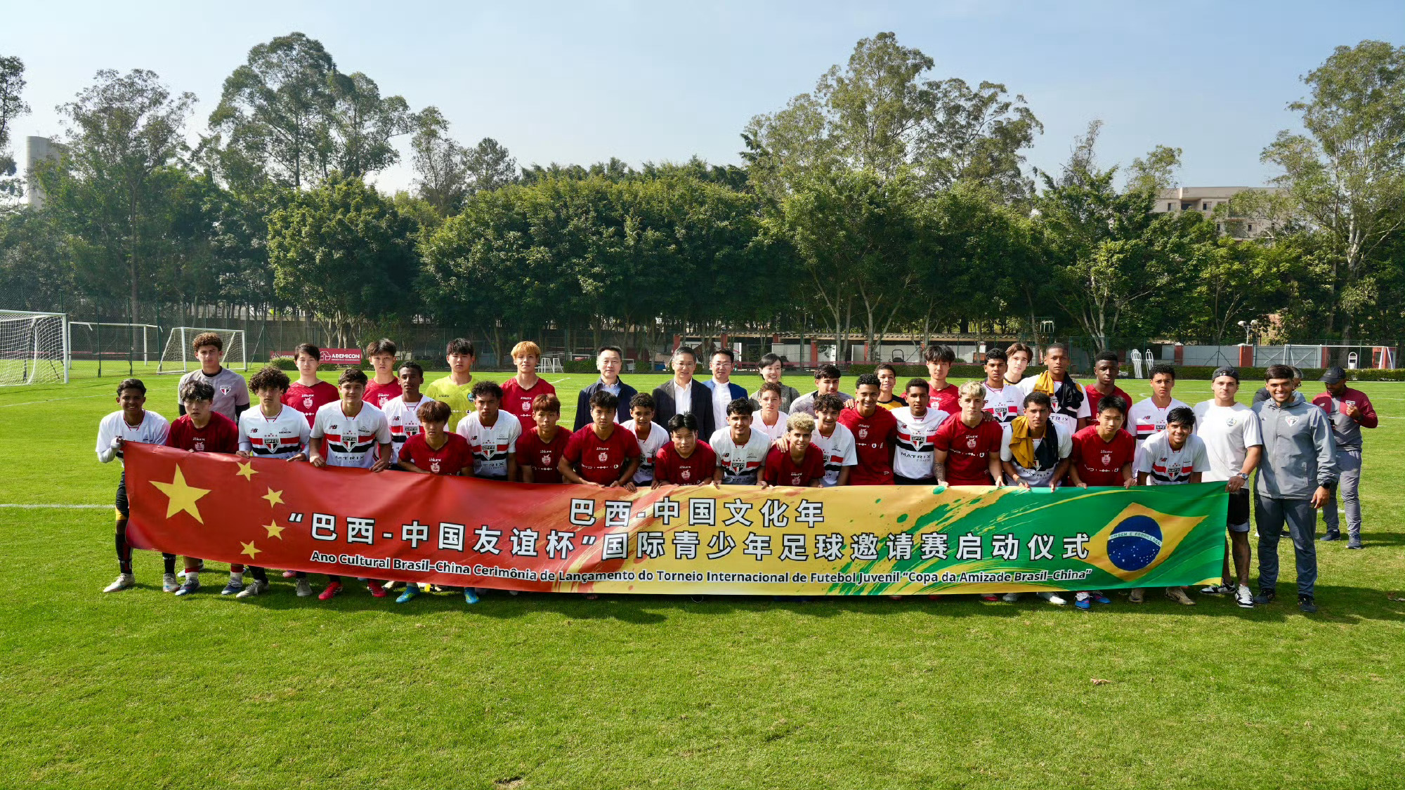 咱们国足可能还得时间沉淀但是比亚迪已经代表中国，在全世界吐气了呀