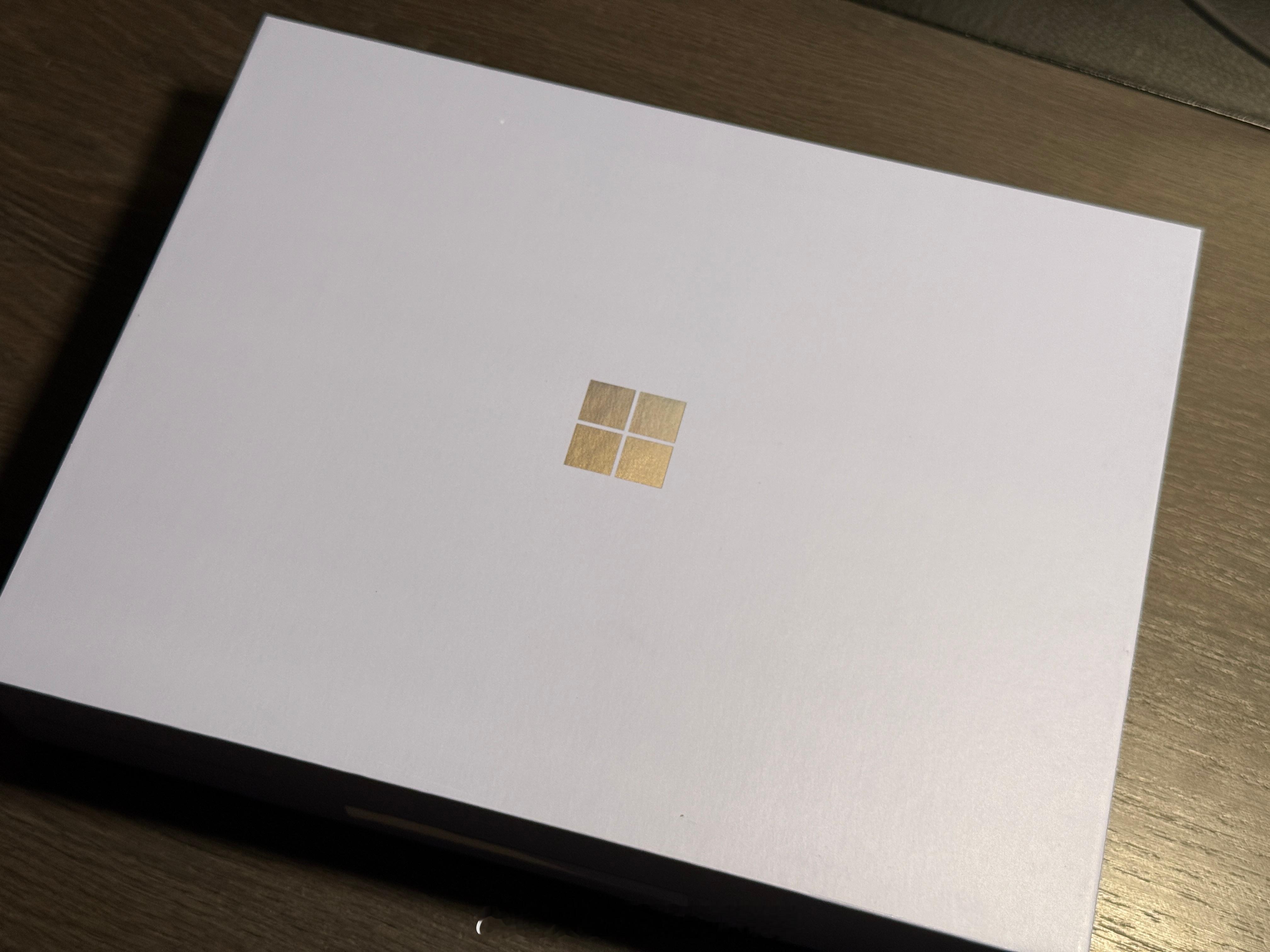 收到了全新田牌笔记本—— Surface Laptop, 13 英寸，微软的设计