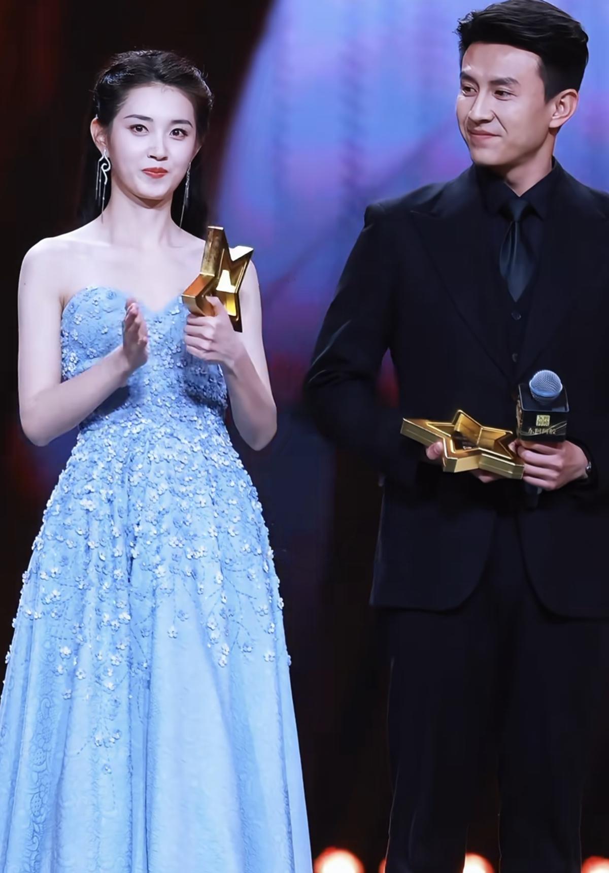 cp这事真的很玄

不信你看郭宇欣和刘潇旭

昨晚国剧盛典，郭宇欣一入座，老刘的