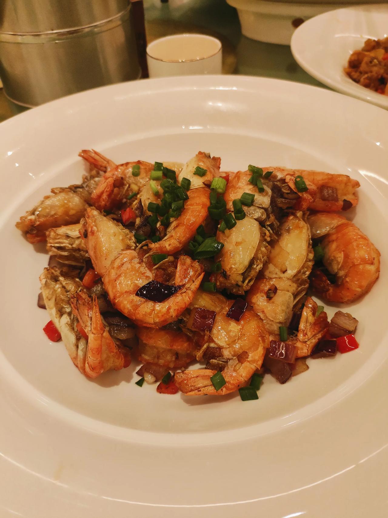 这里环境是满不错的，安排亲友聚餐是个相当不错的选择，主要是有麻将桌，中午吃完饭打