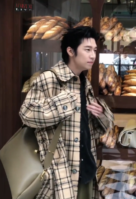 孙阳港男帅的好突出 哇，孙阳港男打扮好有魅力！黑色皮衣搭配红色格纹围巾，下身黑色