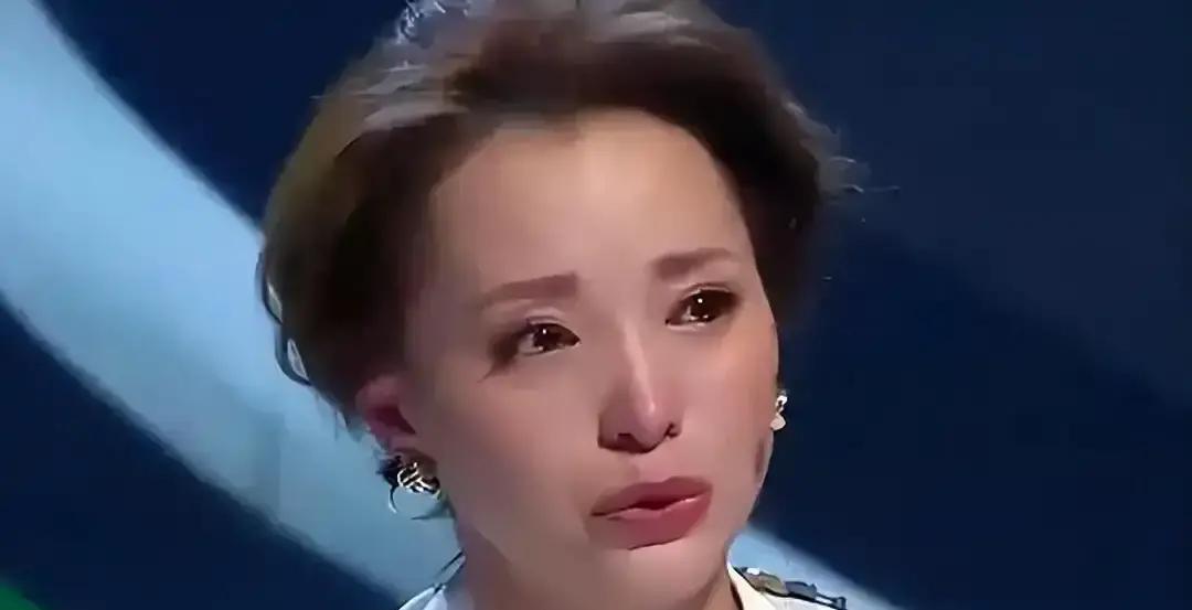 董卿消失第873天，她终于露面了！
 
不是综艺，不是春晚，是带着纪录片《百年书