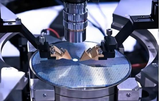 美利坚：绝不允许，使用美国技术的光刻机，卖给中国。中国：绝不允许，使用中国稀土的