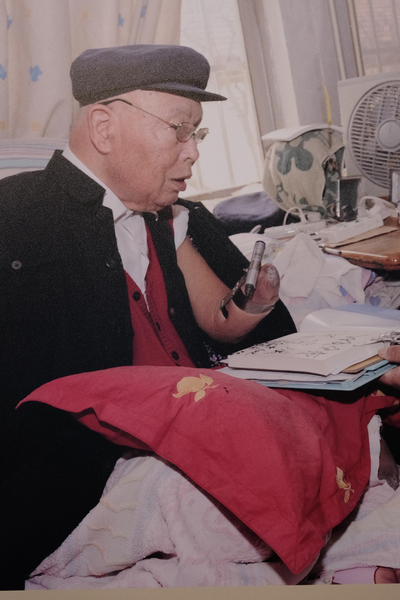 1956 年， 朱彦夫在长津湖战役后四肢截肢还瞎了一只眼，在回到老家后，母亲那句