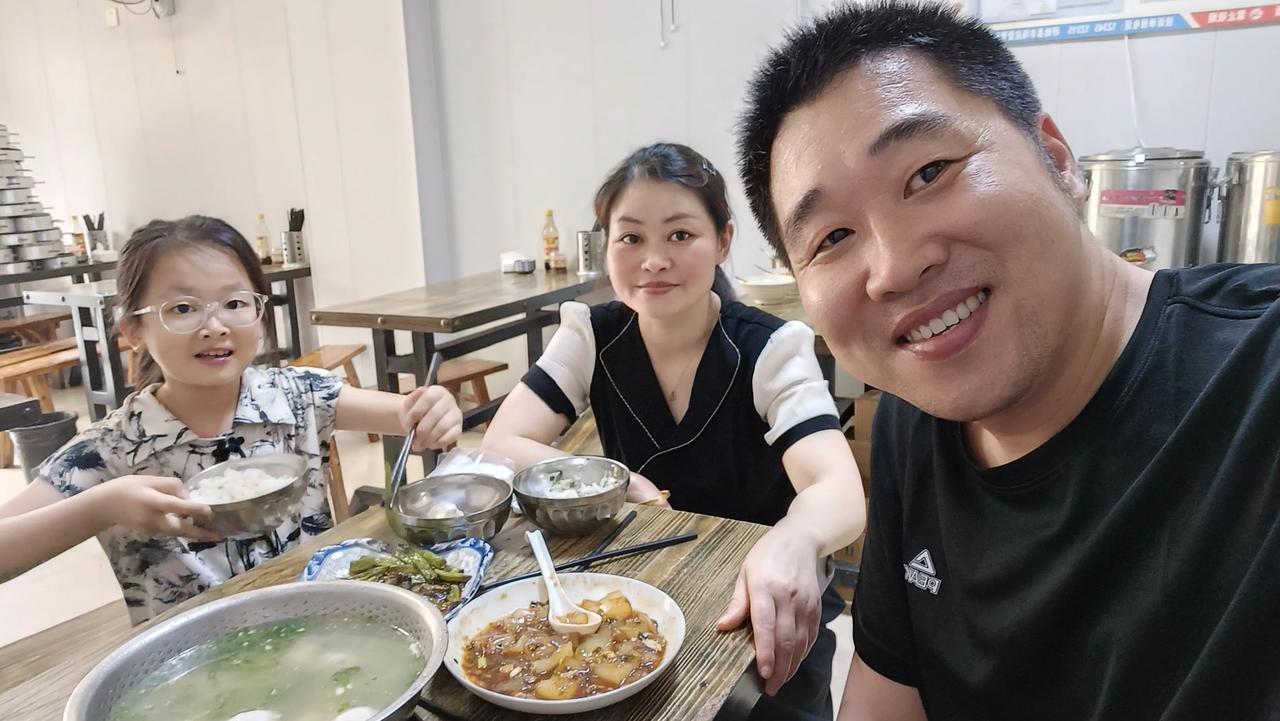 今天晚上加班到8点半，有两个客人订了20笼速冻汤包，明天上午来拿。其实20笼汤包