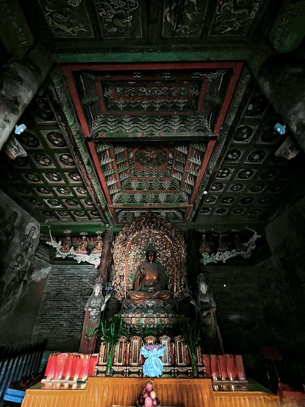 山西灵石资寿寺.药师殿
木构双藻井一绝，明正德原构
一方一矩两组并列彩藻，北方民