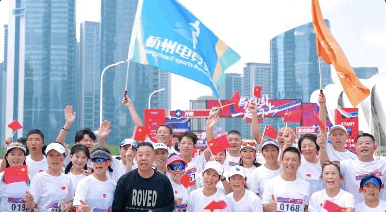 #这一跑国庆仪式感具象化了# 杭州把国庆搞的很有仪式感呀，500人一起向上这个画
